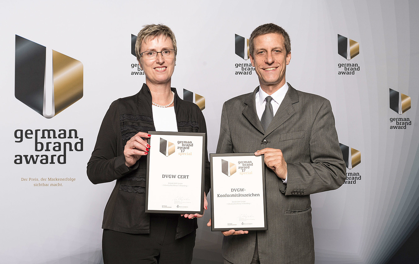 Gabriele Schmidt und Dr. Joachim Rau, die beiden Geschäftsführer der DVGW CERT GmbH, nahmen den Preis des German Brand Awards am 29. Juni in Berlin entgegen.