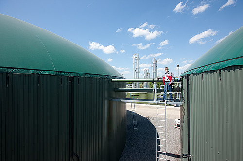 Biogas in Erdgasqualität. Thomas Schulz vor der Biogasaufbereitungsanlage in Ronnenberg bei Hannover.