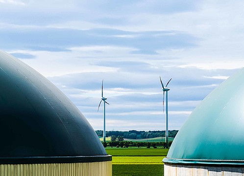 Biogas- und Windkraftanlagen