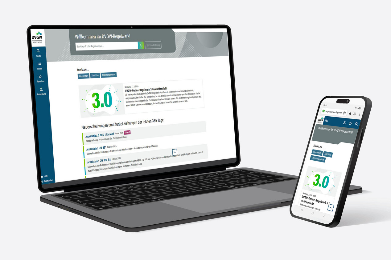 Auf einem Laptop und einem Handy wird die Startseite des DVGW-Online-Regelwerks dargestellt.