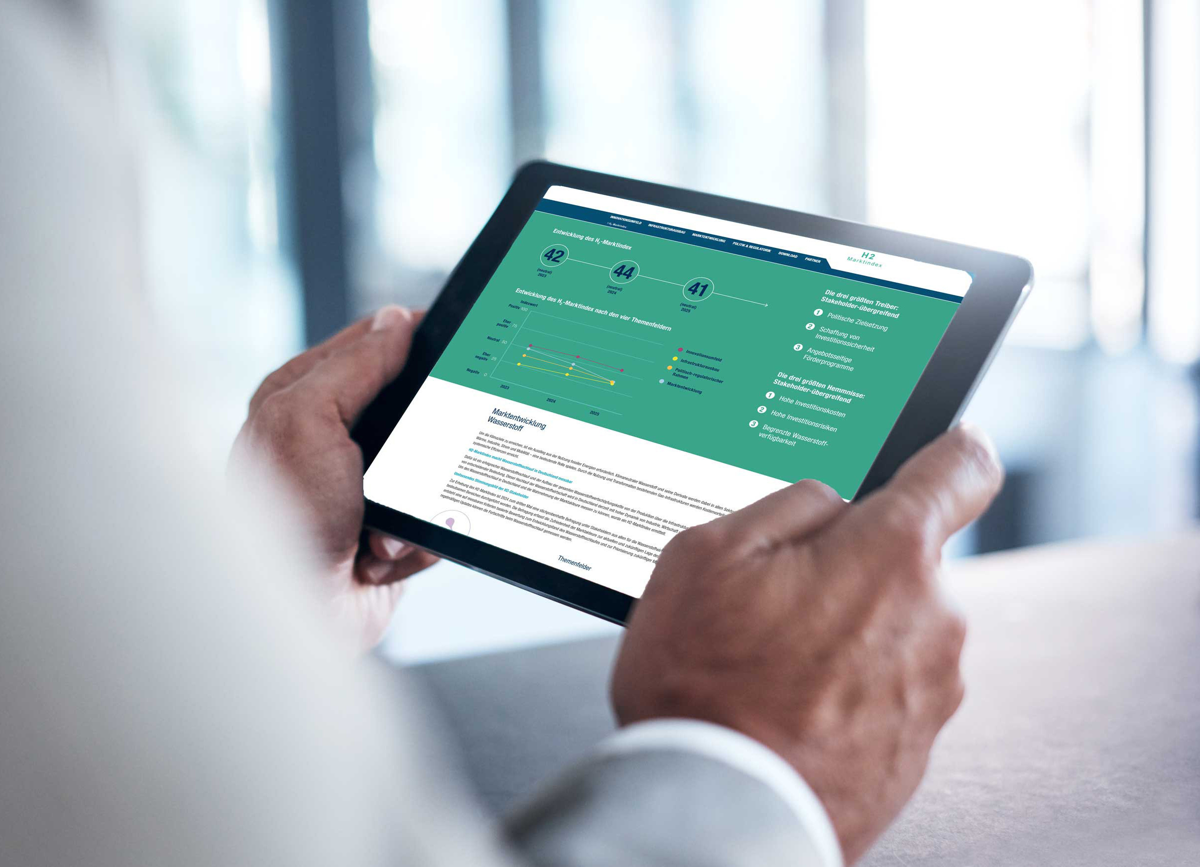 Blick über die Schulter eines Mannes, der auf seinem Tablet den H2-Marktindex aufgerufen hat. Blick über die Schulter eines Mannes, der auf seinem Tablet den H2-Marktindex aufgerufen hat.