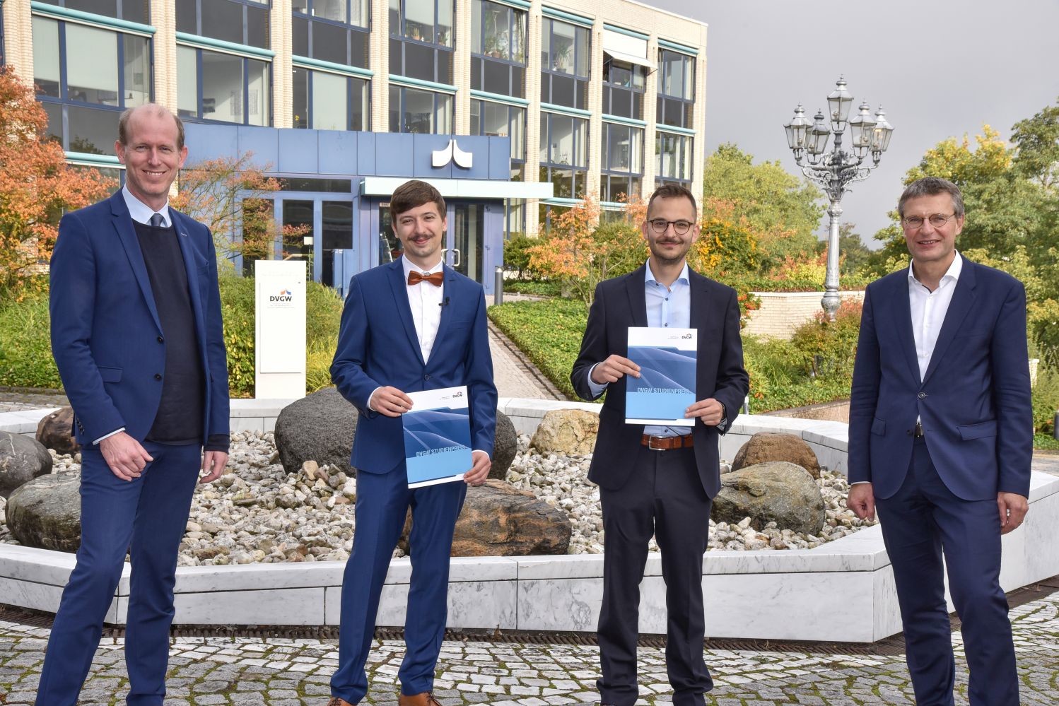 Die beiden DVGW-Studienpreisträger Wasser zusammen mit Dirk Waider und Wolf Merkel