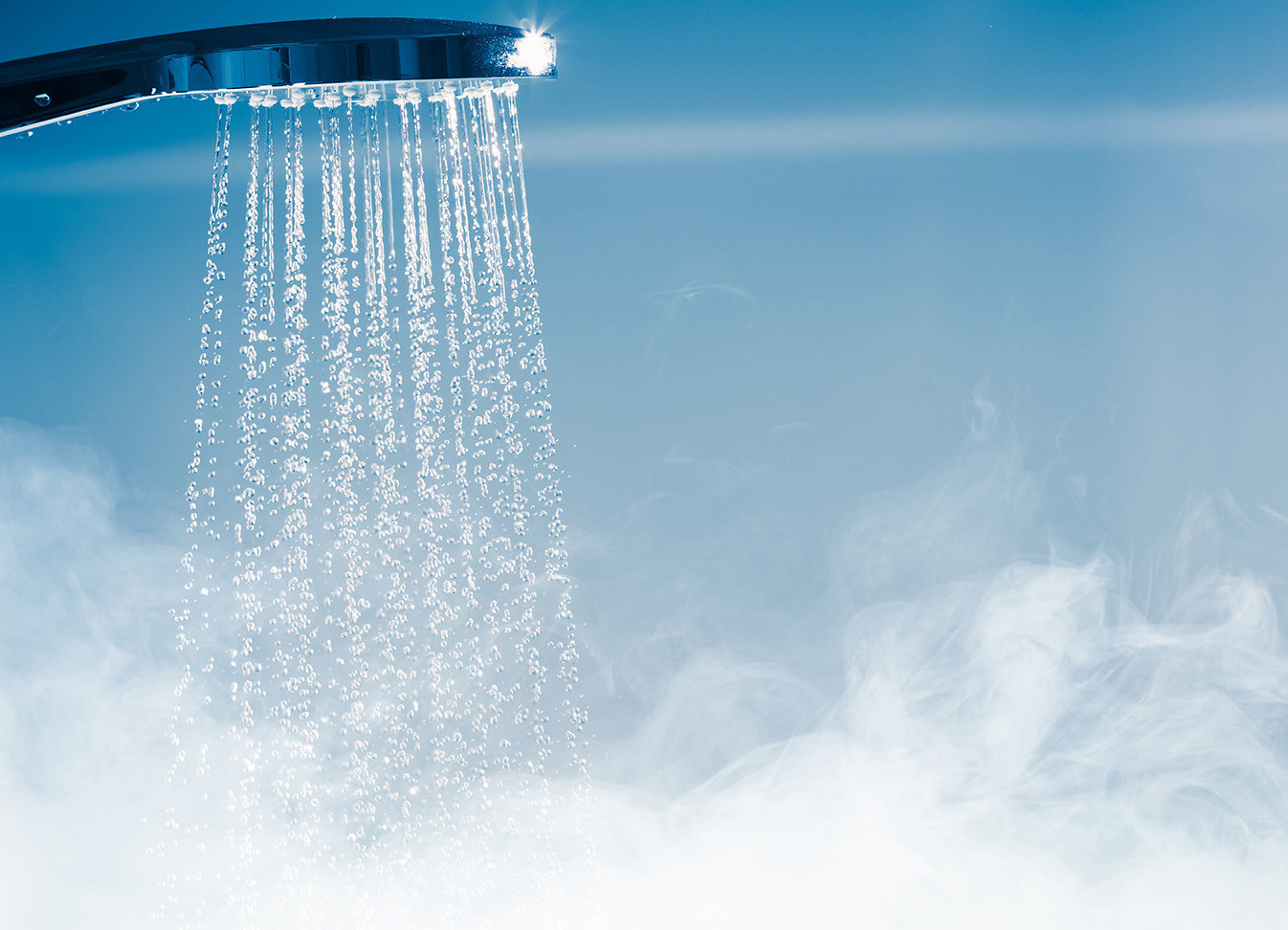 Eine Duscharmatur, aus der heißes Wasser und Dampf strömen