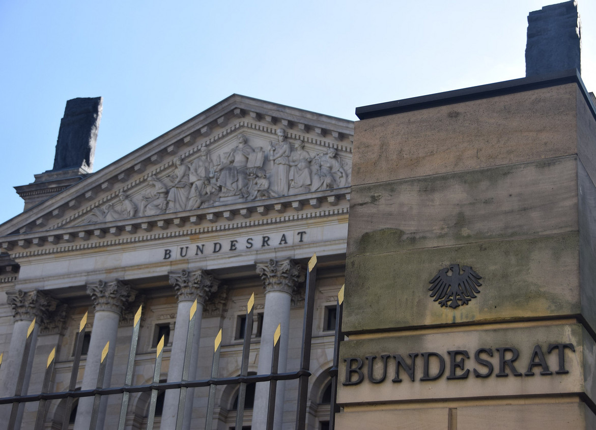 Von unten hochfotografiert am Gebäude mit Stele und der Aufschrift "Bundesrat" davor