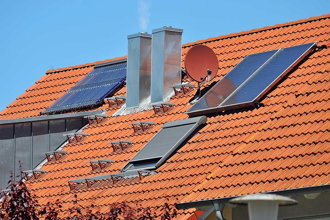 Solarthermieanlage auf einem Hausdach