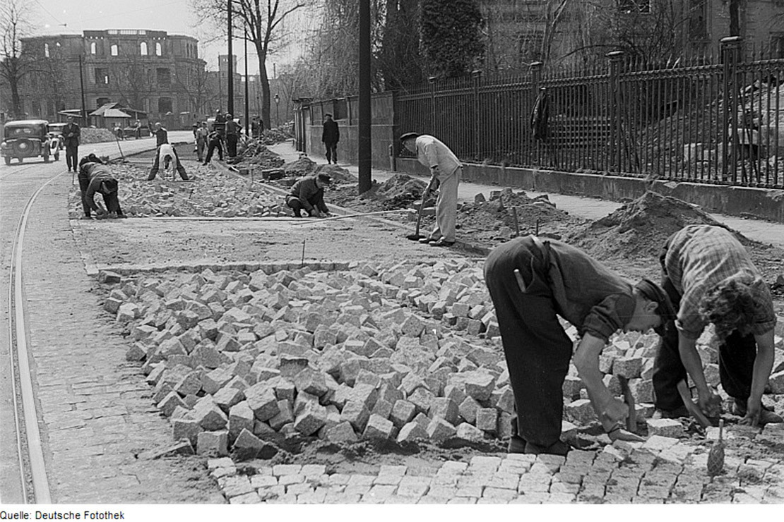 Wiederaufbau im zerstörten Nachkriegsdeutschland