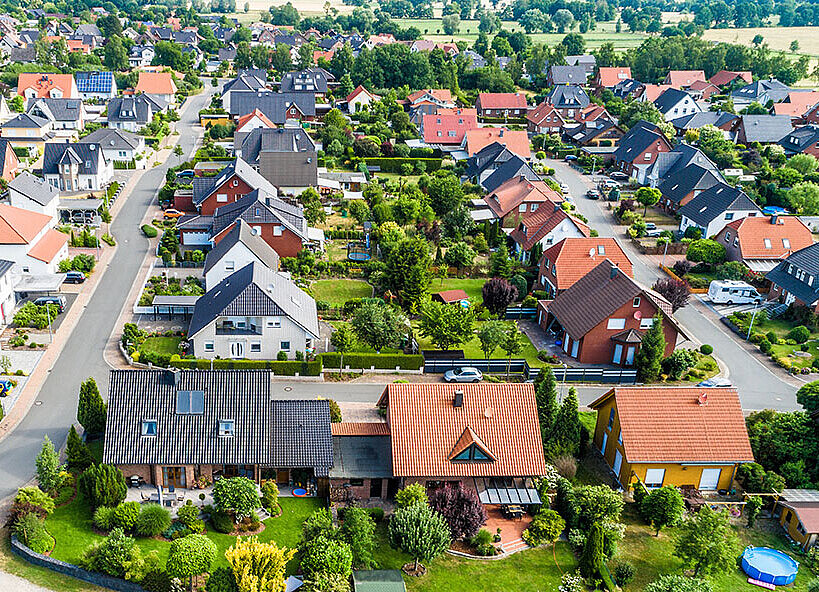 Luftaufnahme einer idyllischen Kleinstadt mit Einfamilienhäusern