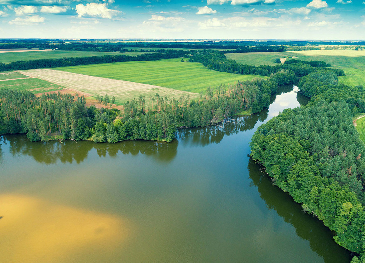 Fluss inmitten von Feldern