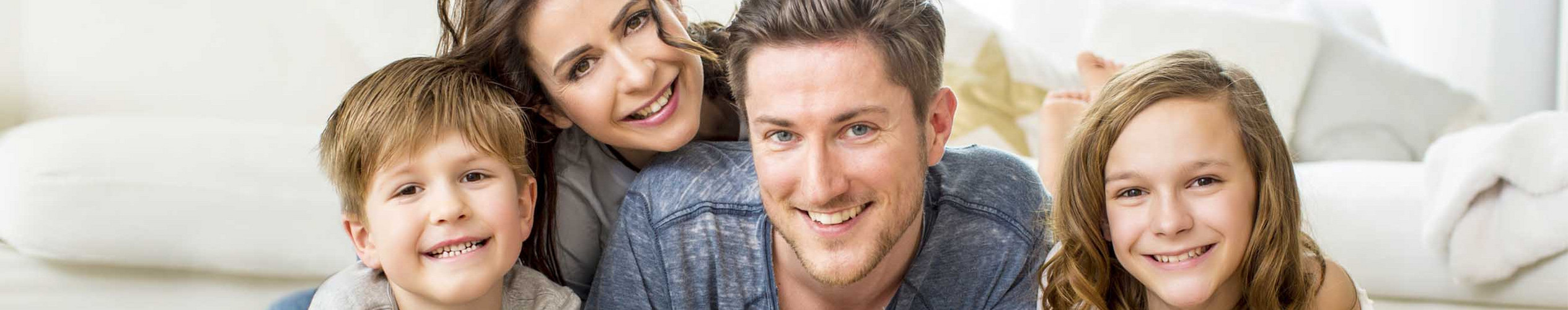 Familie im Wohnzimmer