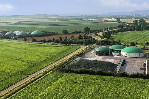 Landschaft mit Feldern und Biogasanlagen