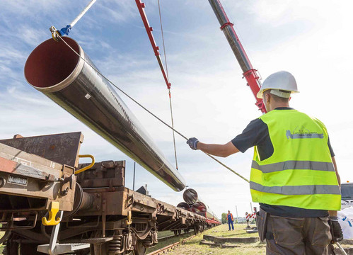 Anlieferung von Rohren aus hochfestem Spezialstahl für eine Gashochdruckleitung