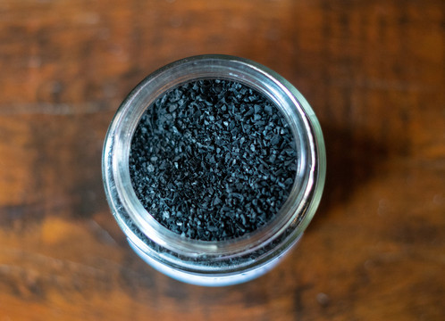 Totale auf ein Glas mit Aktivkohle