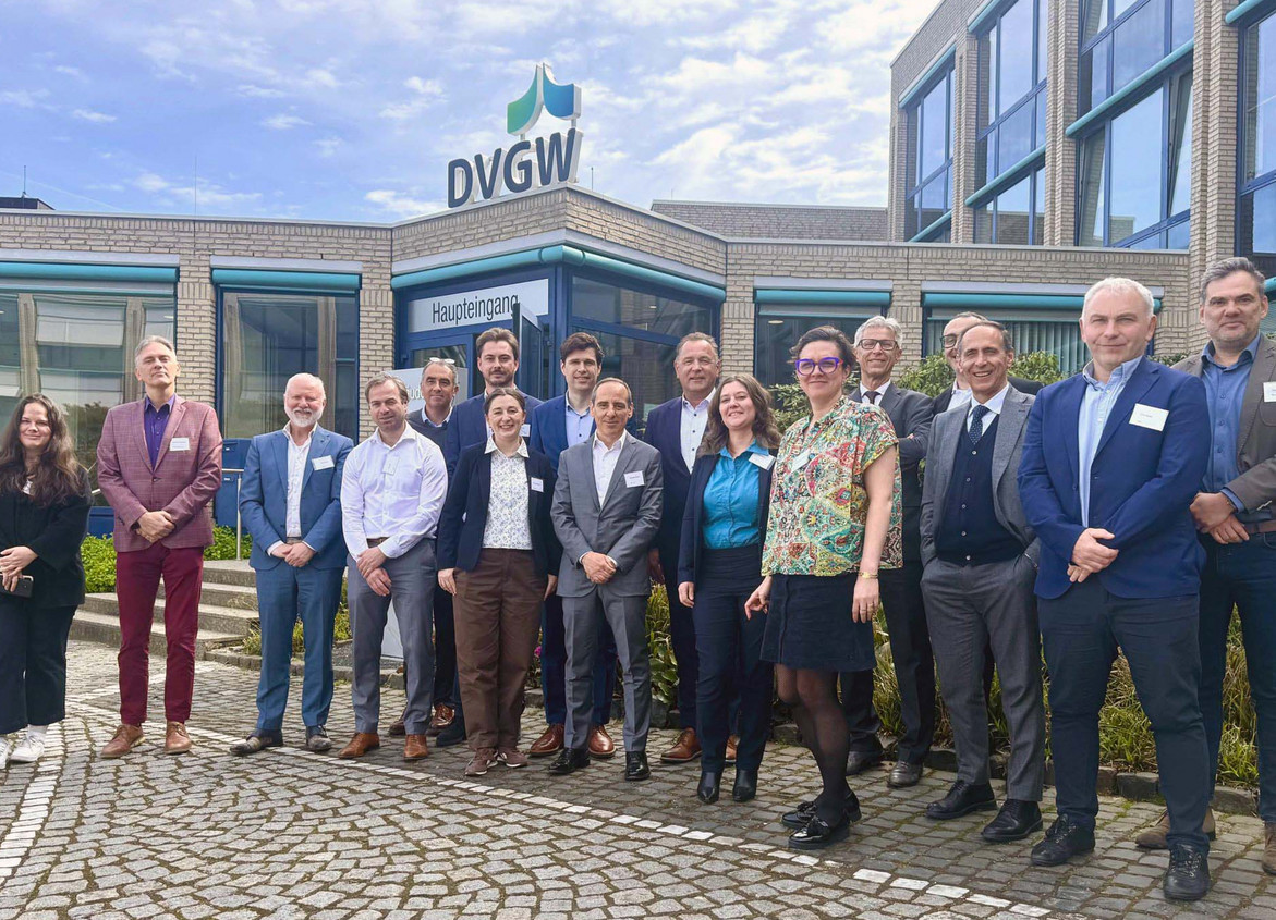 Gruppenbild vor dem Haupteingang des DVGW