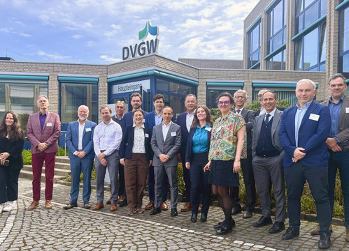 Gruppenbild vor dem Haupteingang des DVGW
