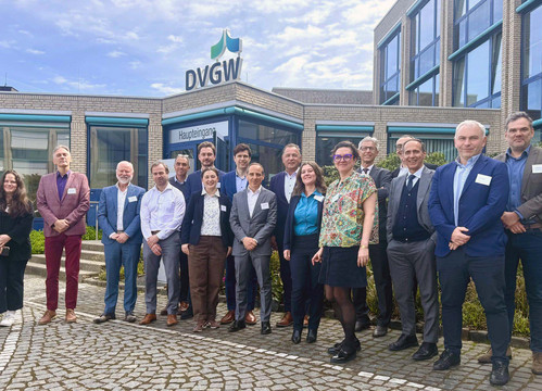 Gruppenbild vor dem Haupteingang des DVGW