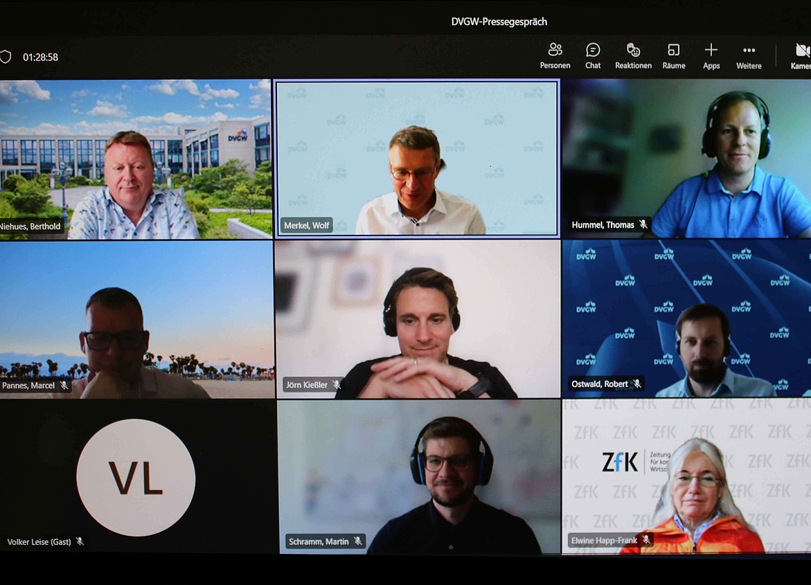 Abfotografierter Bildschirm zeigt Teilnehmer:innen bei der Pressekonferenz