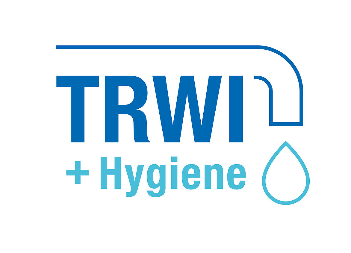 Unter einem stilisierten Wasserhahn, aus dem ein Wassertropfen herausfällt, stehen die Wörter "TRWI" und "Hygiene", die durch ein Pluszeichen miteinander verbunden sind