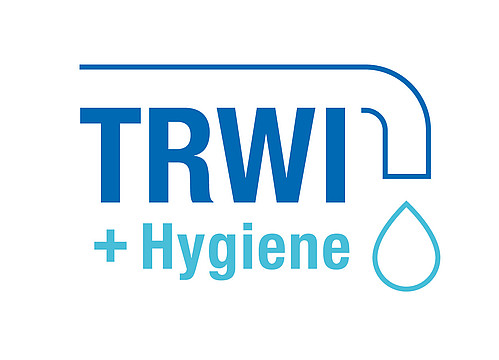 Unter einem stilisierten Wasserhahn, aus dem ein Wassertropfen herausfällt, stehen die Wörter "TRWI" und "Hygiene", die durch ein Pluszeichen miteinander verbunden sind