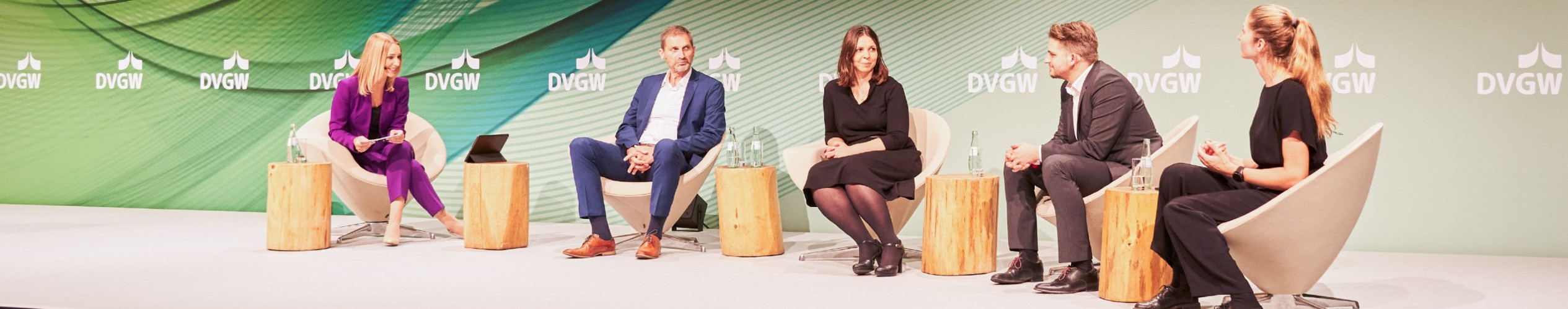 Ausschnitt aus einer Podiumsdiskussion beim DVGW Kongress 2024, 3 Frauen, 2 Männer nebeneinandersitzend