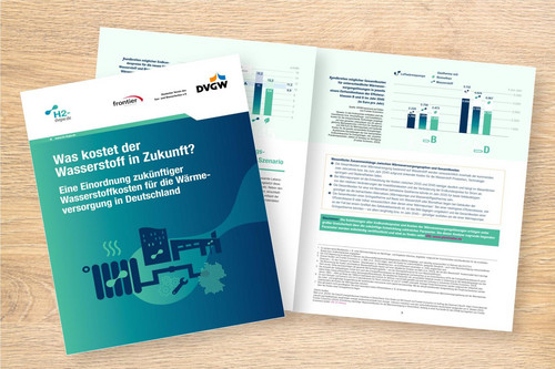 Auf einem aufgeschlagenen Exemplar liegt das Factsheet mit sichtbarem Titelblatt