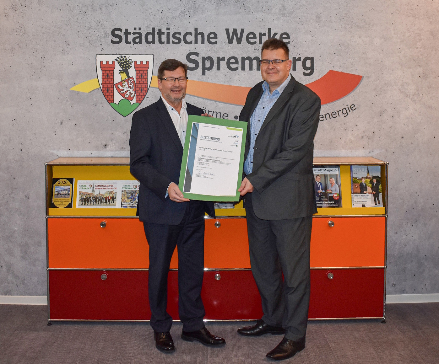 Ralf Wittmann, Geschäftsführer der DVGW-Landesgruppe Berlin/Brandenburg, übergibt die TSM-Urkunde an Michael Schiemenz, Geschäftsführer der Städtische Werke Spremberg (Lausitz) GmbH.