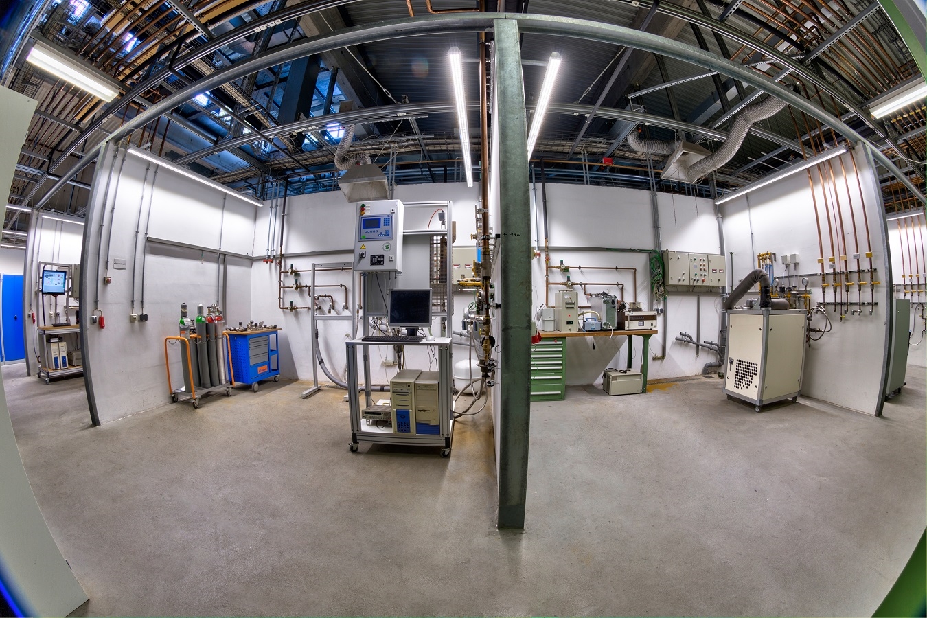 Labor mit Gasgeräten, die auf ihre Wasserstoffverträglichkeit geprüft werden