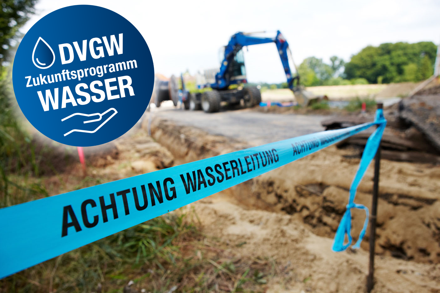 Baustelle mit Bagger und Absperrband "Achtung Wasserleitungen"