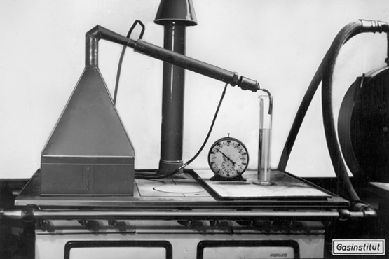Gasgeräte sind immer stärker verbreitet, deswegen ist 1935 die Einführung des DIN-DVGW-Gütezeichens so wichtig.
